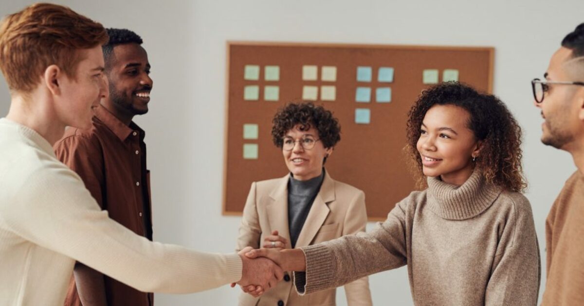 iImage of people shaking hands