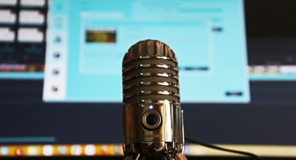 Selective focus photography of gray stainless steel condenser microphone