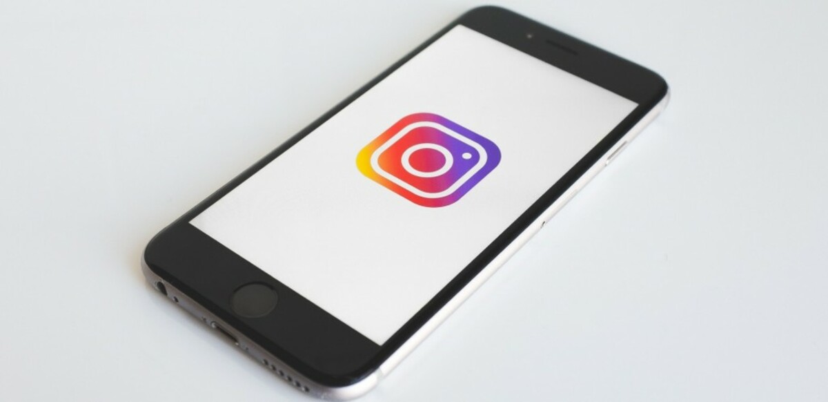 Instagram logo in space gray iPhone 6