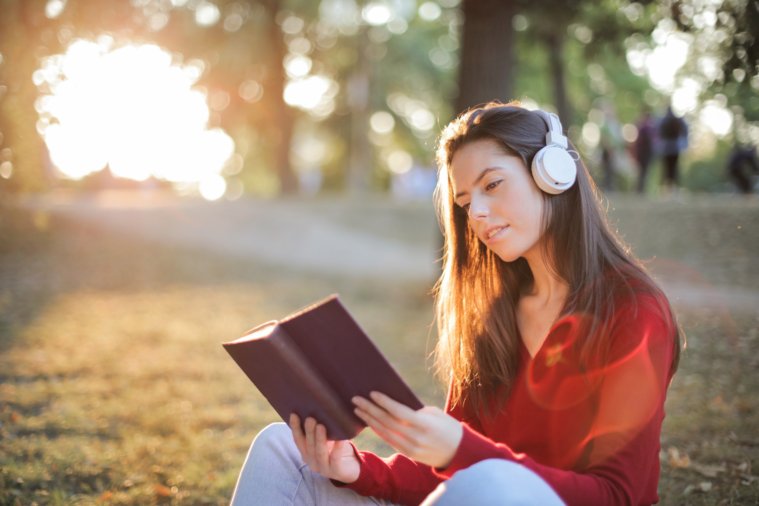 Слушать радио читаем книги. Девушка с книгой. Чтение с наушниками. Молодежь и чтение. Читать книгу и слушать музыку.