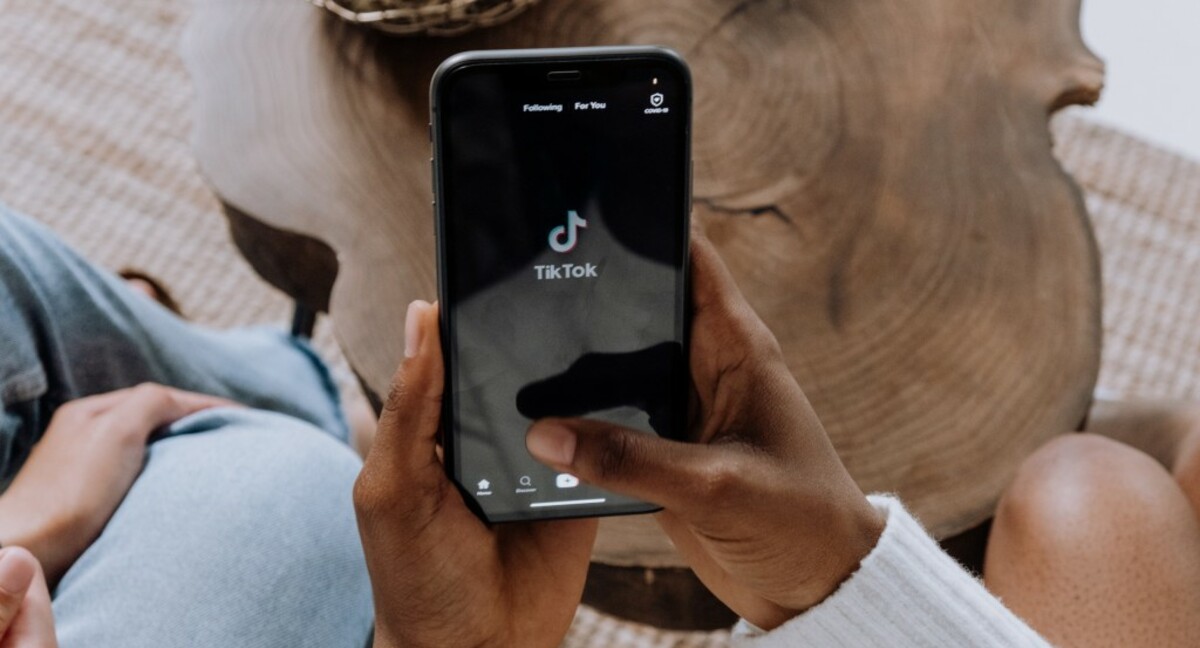 Person holding black android smartphone