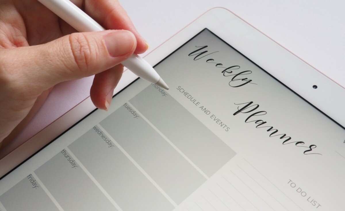 Person holding white stylus